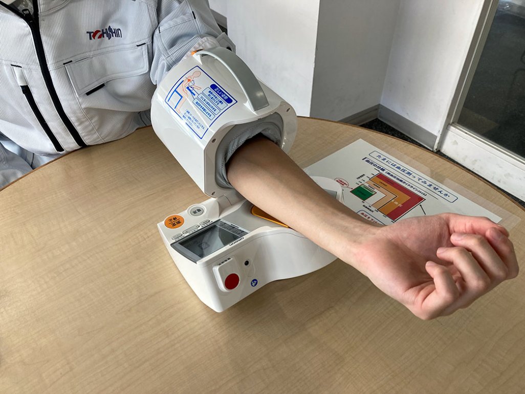 体温・体重そして血圧測定。習慣となりつつある体温・体重測定に加え、血圧の測定を習慣にしてもらうために、全工場に血圧計を設置してあります。