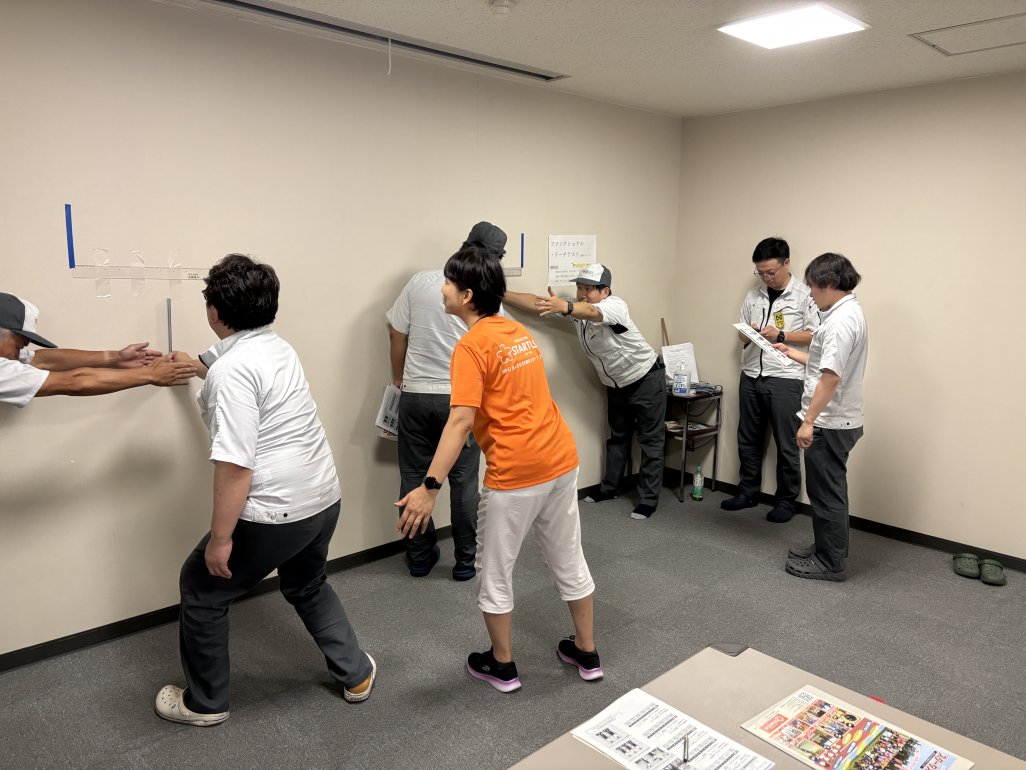 東振テクニカルにて社員の高齢化に伴う転倒リスクを減らすために、まず社員が自身の身体機能の状態を知り、専門家による運動指導の内容を2か月実施し、その後に効果を確認します。