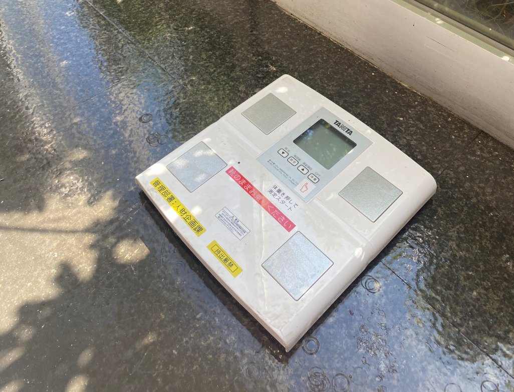 適正体重の維持は健康管理の第1歩。勤怠ポップ場所等社員全員が通る場所に体重計を設置し、測定の習慣化を促しました。