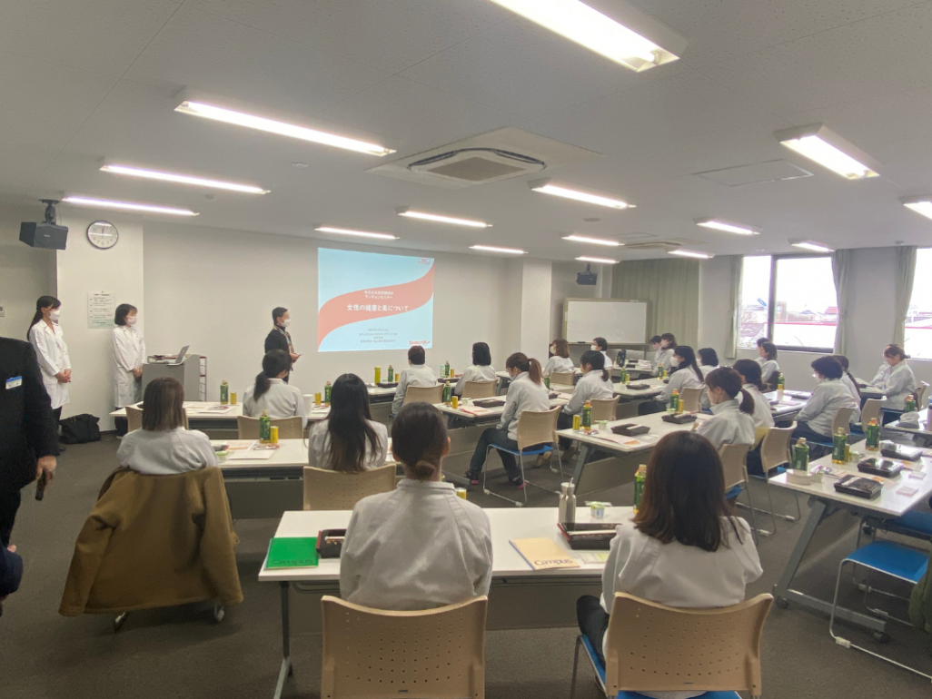 女性特有の健康課題等に関する理解促進のためセミナーを実施しています。(管理栄養士とともに鉄分・カルシウム摂取など食事改善のヒントとホルモンレベル変動に伴う不調に対するセルフケアを学ぶセミナーの様子)